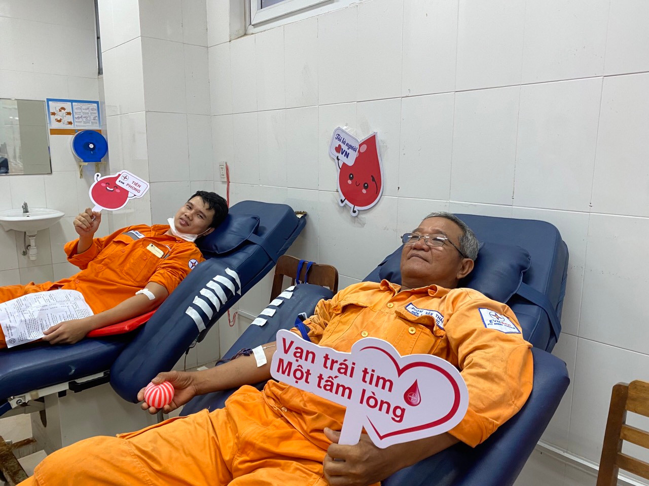 PC Ninh Thuận tham gia hiến máu hưởng ứng Tuần lễ hồng.