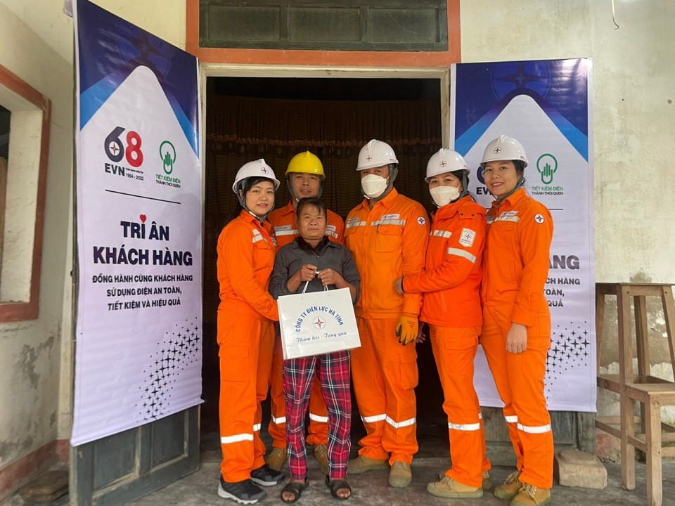 Điện lực Lộc Hà trao quà cho hộ gia đình bà Phạm Thị Hoa – xã Mai Phụ.
