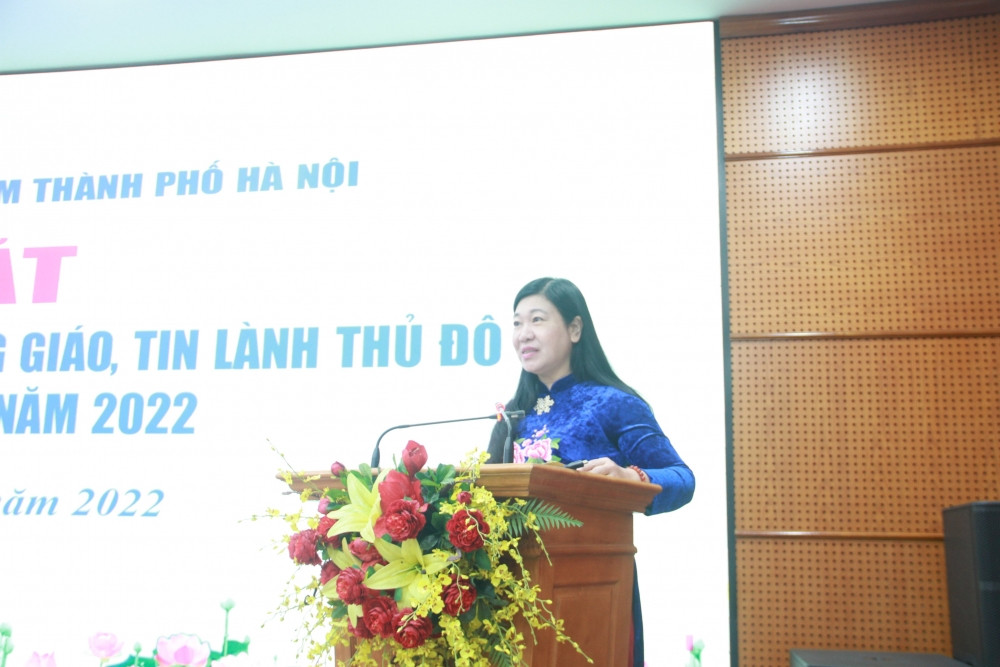 Bà Nguyễn Lan Hương, Chủ tịch Ủy ban MTTQ thành phố Hà Nội phát biểu tại buổi gặp mặt. 