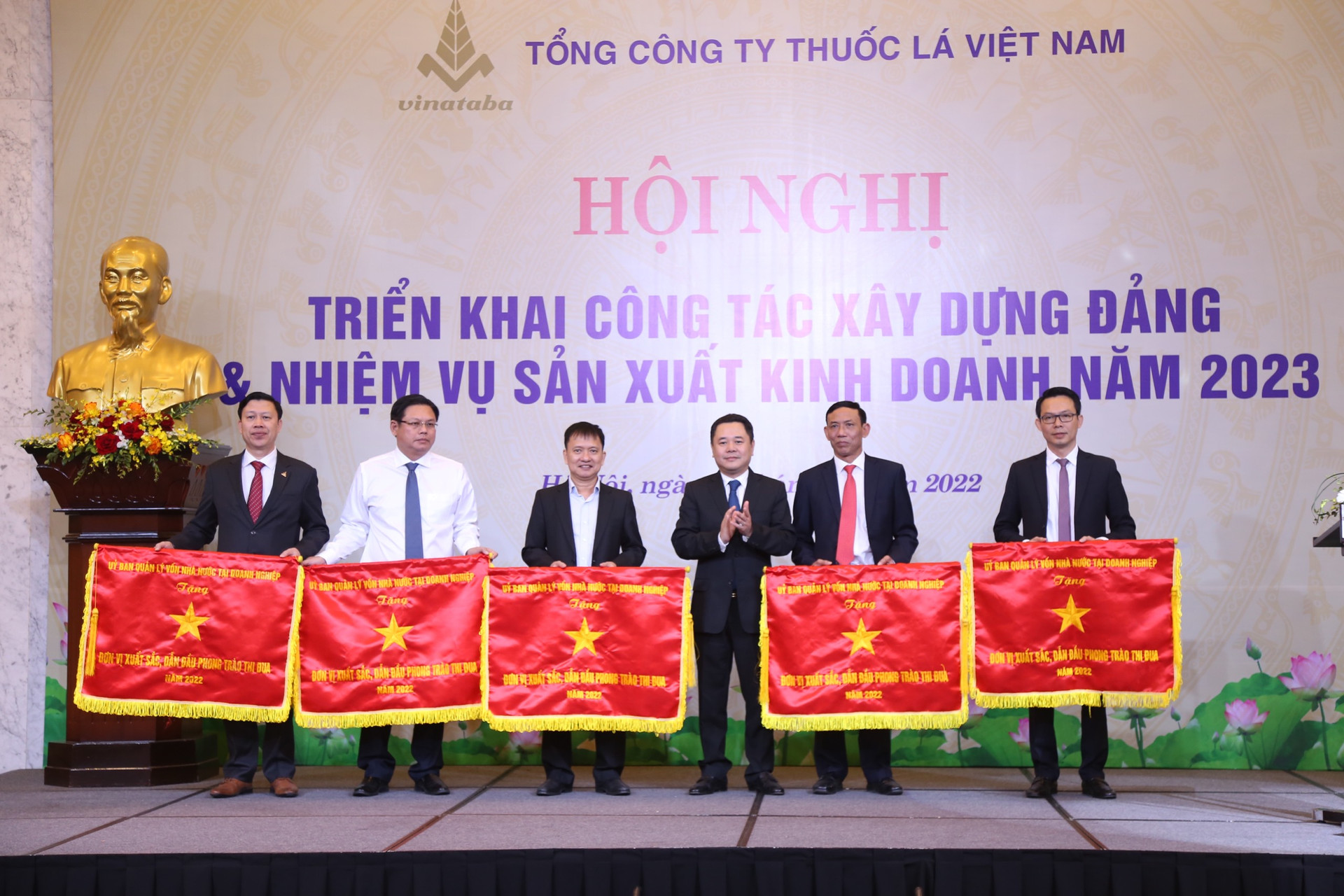 Phó Chủ tịch Ủy ban Quản lý vốn nhà nước tại doanh nghiệp Nguyễn Ngọc Cảnh trao Cờ thi đua của Ủy ban cho các đơn vị xuất sắc, dẫn đầu phong trào thi đua năm 2022 của Vinataba.