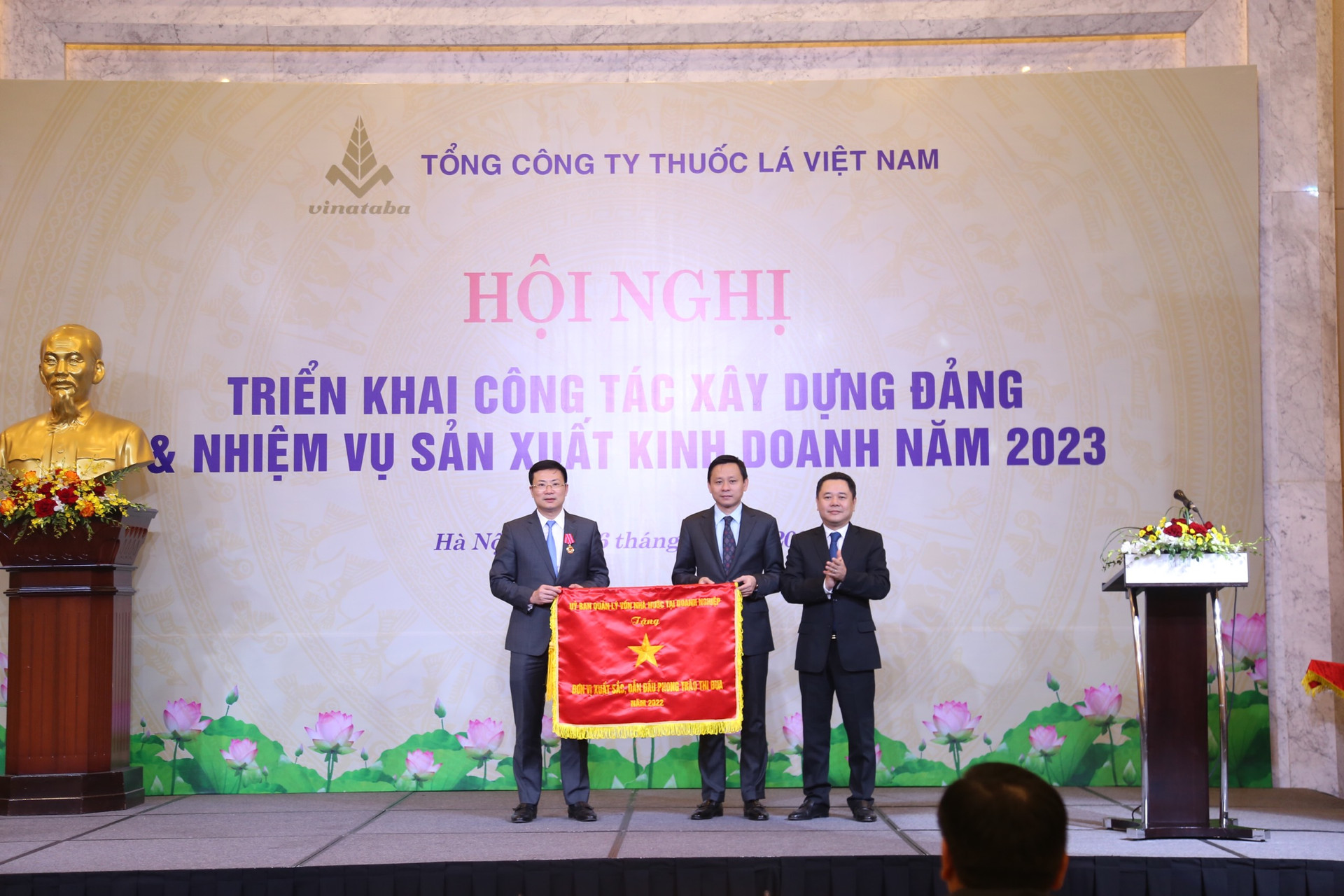 Phó Chủ tịch Ủy ban Quản lý vốn nhà nước tại doanh nghiệp Nguyễn Ngọc Cảnh trao Cờ thi đua của Ủy ban cho Vinataba vì có thành tích xuất sắc, dẫn đầu phong trào thi đua năm 2022.