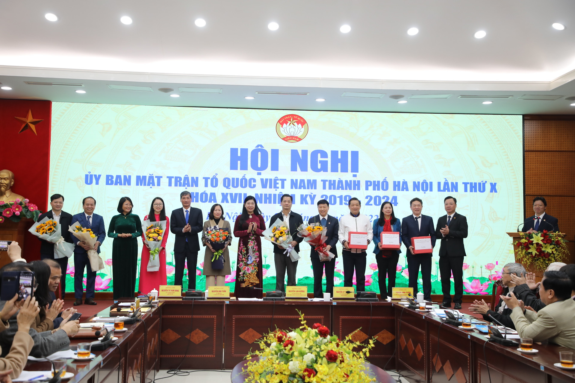 Lãnh đạo Ủy ban MTTQ thành phố Hà Nội tặng hoa chúc mừng các vị được bầu bổ sung ủy viên Ủy ban MTTQ thành phố Hà Nội, khóa 17, nhiệm kỳ 2019-2024.