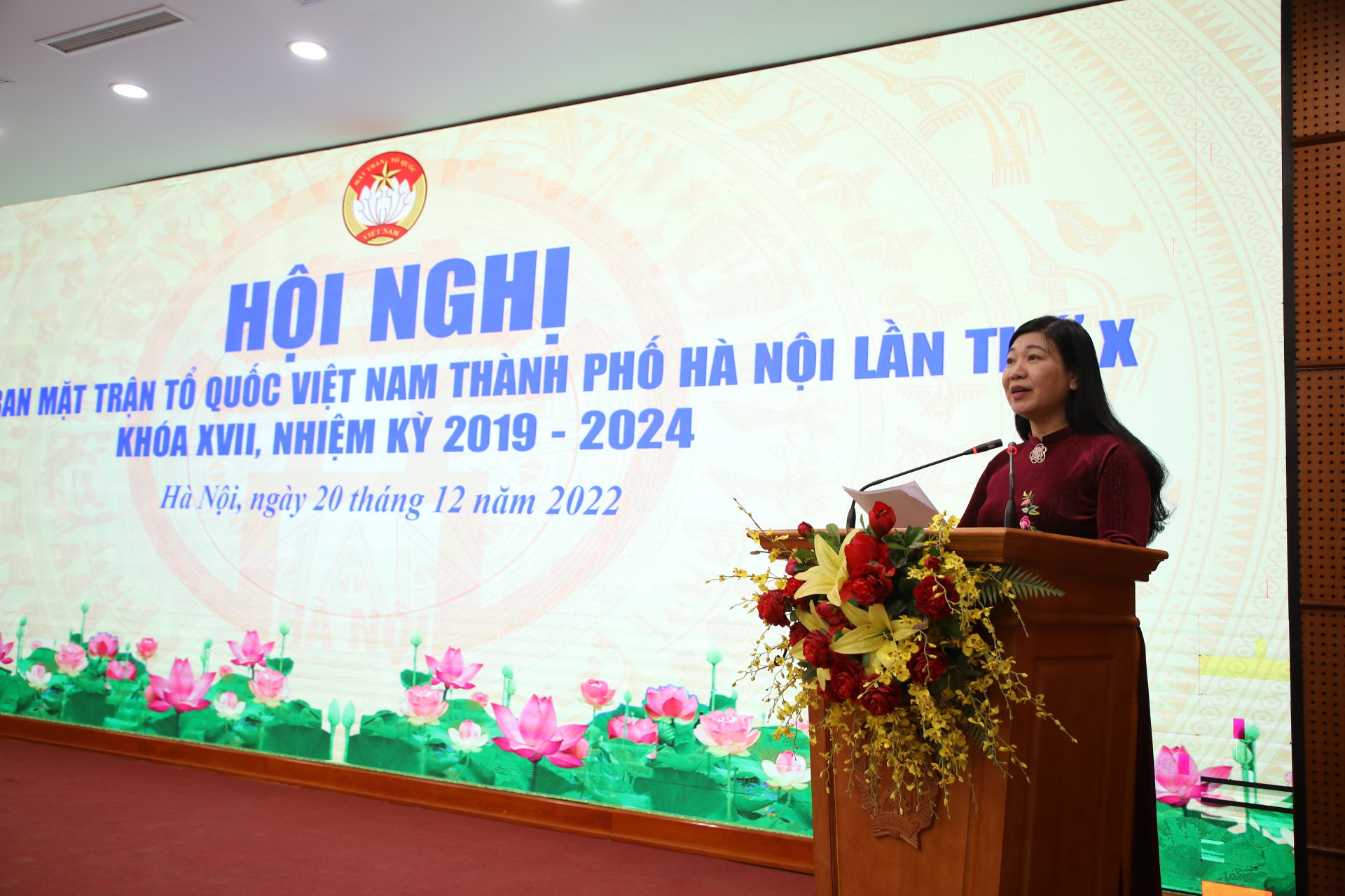 Bà Nguyễn Lan Hương, Chủ tịch Ủy ban MTTQ thành phố Hà Nội phát biểu tại hội nghị. 