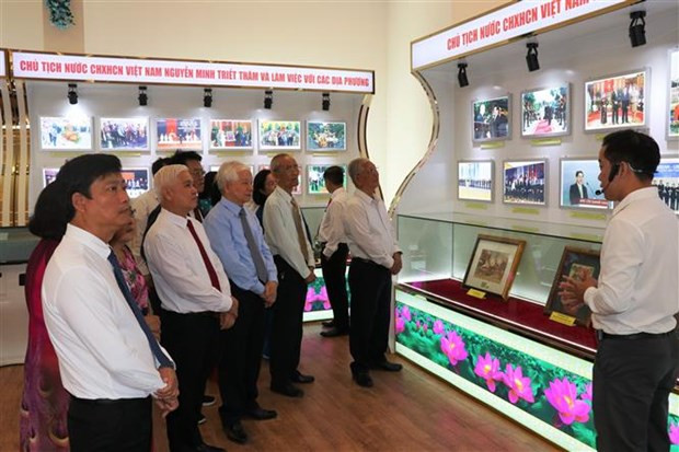 Các đại biểu tham quan khu vực trưng bày những bộ vật phẩm lưu niệm quý và hơn 3.000 hình ảnh do nguyên Chủ tịch nước Nguyễn Minh Triết trao tặng (Ảnh: C.T)