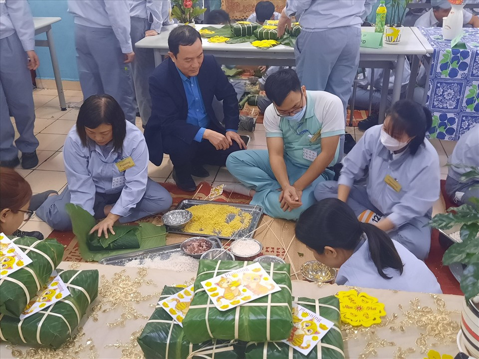 Công nhân Công ty TNHH Toto Việt Nam tham gia cuộc thi gói bánh chưng. Ảnh: Ngọc Ánh