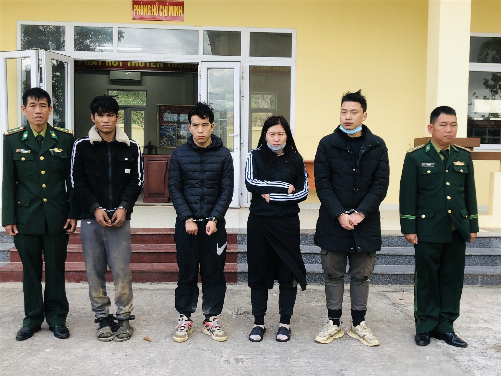 Lực lượng chức năng bắt quả tang Hồ Văn Hồng có hành vi đưa dẫn 3 đối tượng người Trung Quốc xuất cảnh trái phép sang Lào. Ảnh: BĐBP.