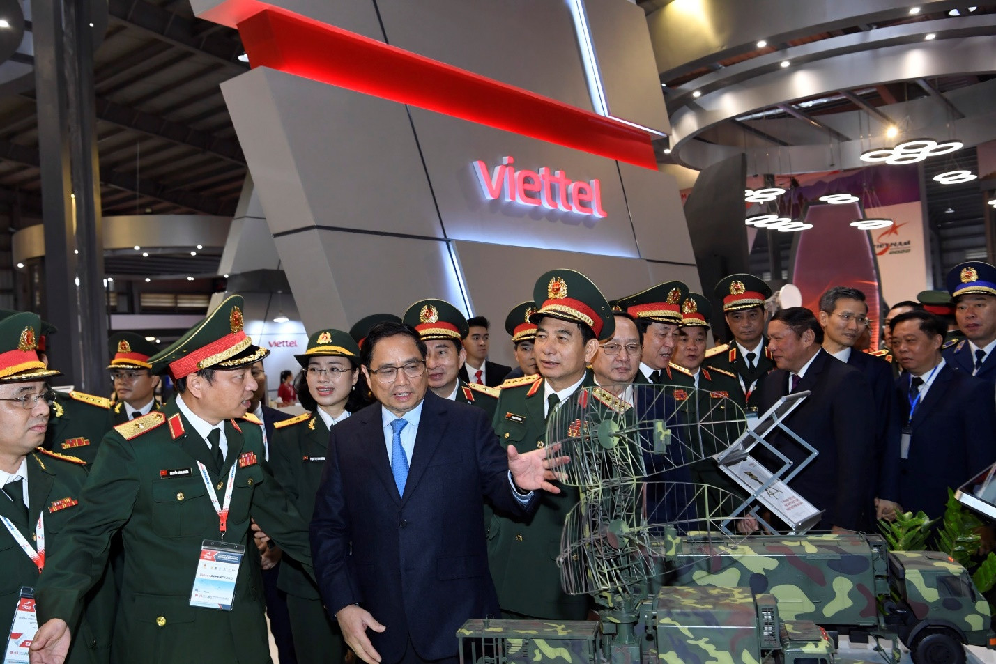 Thủ tướng Chính phủ Phạm Minh Chính nghe thuyết trình về các sản phẩm quân sự do Viettel nghiên cứu, phát triển tại Triển lãm Vietnam Defence 2022.