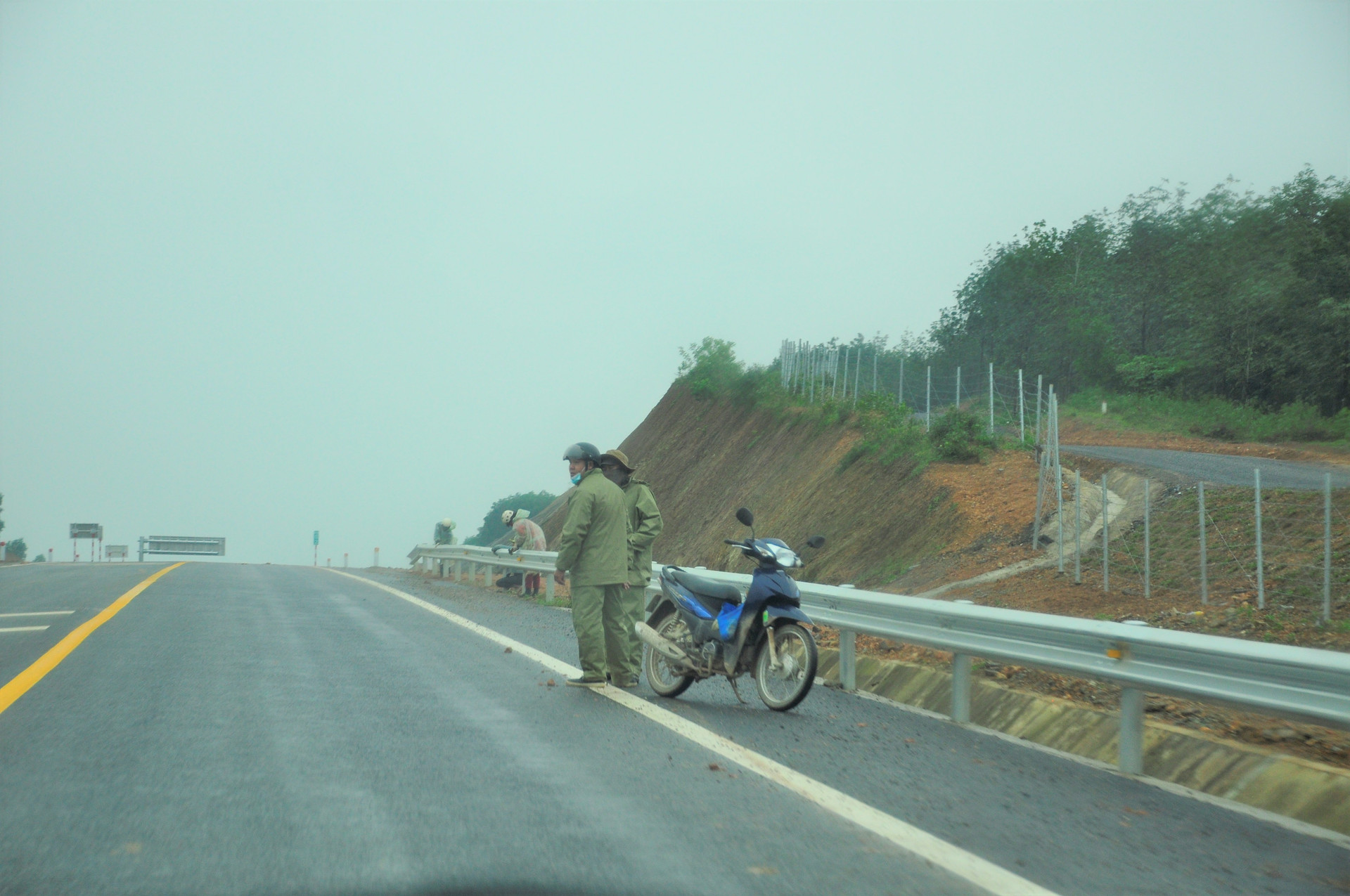 Thông tin từ Ban Quản lý dự án đường Hồ Chí Minh (đại diện chủ đầu tư), hiện nay, đơn vị đang tiến hành nghiệm thu có điều kiện các hạng mục thuộc dự án cao tốc Cam Lộ - La Sơn.