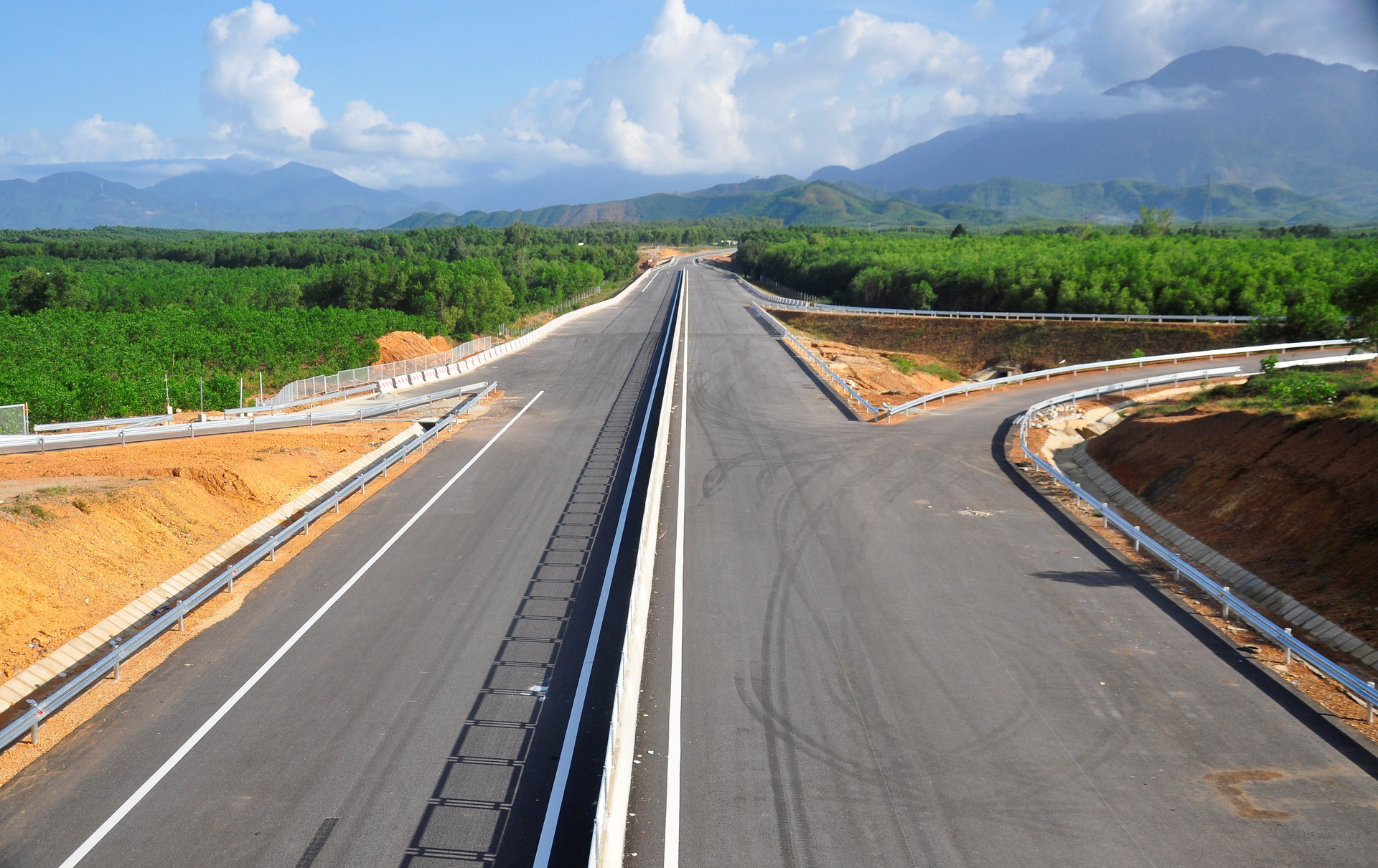 Cũng theo thông tin từ đại diện Ban Quản lý dự án đường Hồ Chí Minh, dự kiến, cao tốc Cam Lộ - La Sơn sẽ được khánh thành vào ngày 31/12/2022 và lễ khánh thành sẽ do Bộ trưởng Bộ Giao thông Vận tải chủ trì.