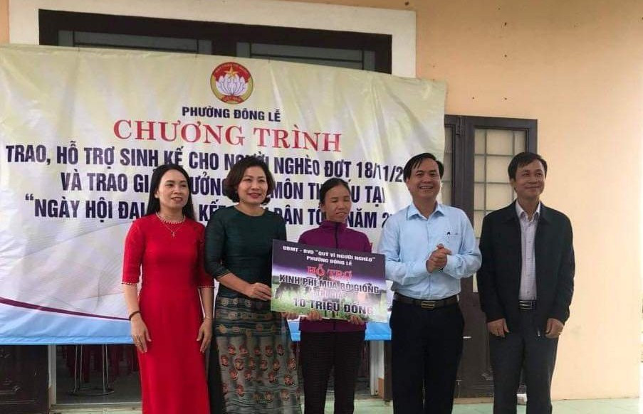 Trao hỗ trợ vốn sinh kế cho người nghèo tại tỉnh Quảng Trị. Ảnh: Ủy ban MTTQ Việt Nam tỉnh Quảng Trị.