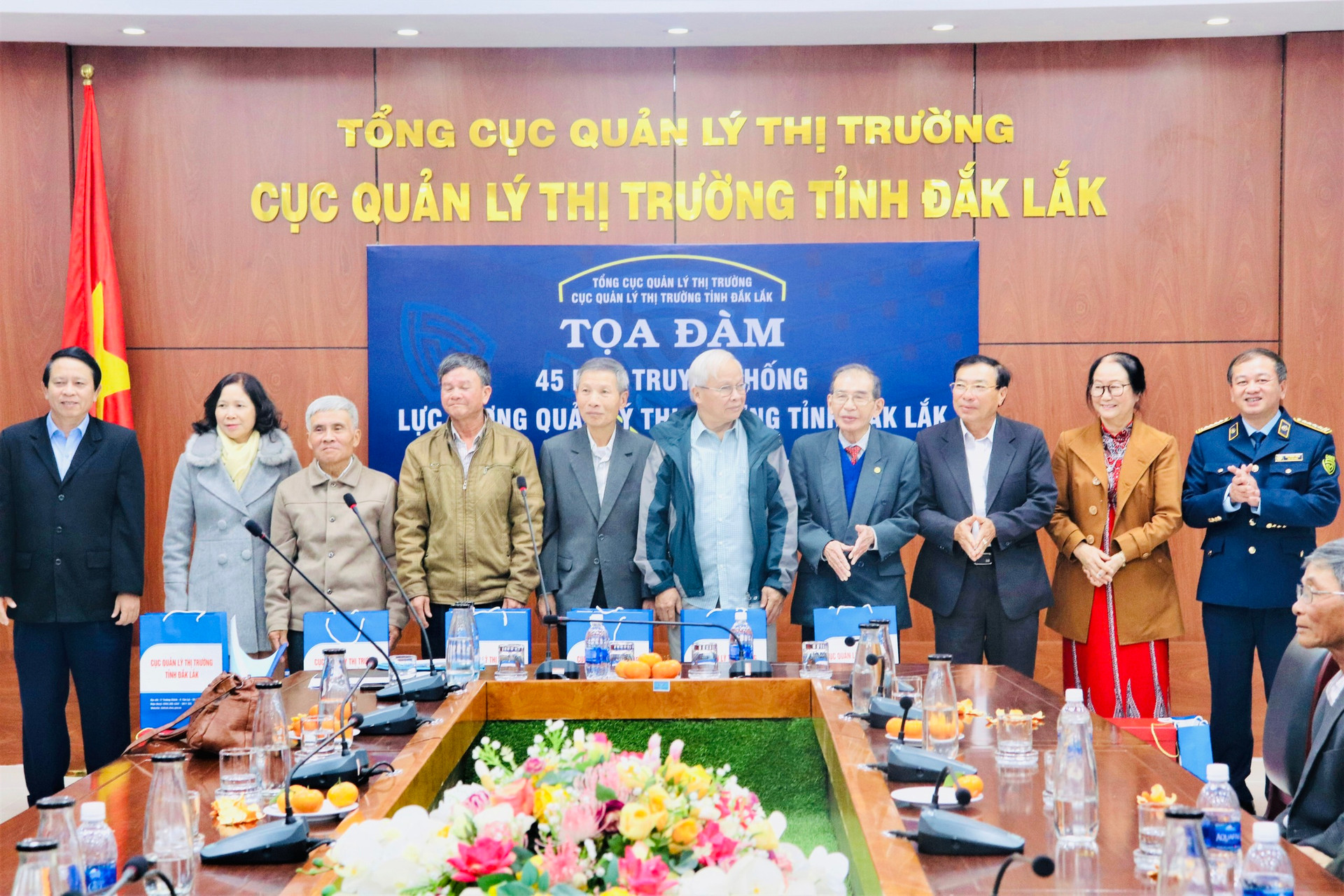 Lãnh đạo Cục Quản lý thị trường tỉnh Đắk Lắk trao quà lưu niệm cho cán bộ hưu trí.