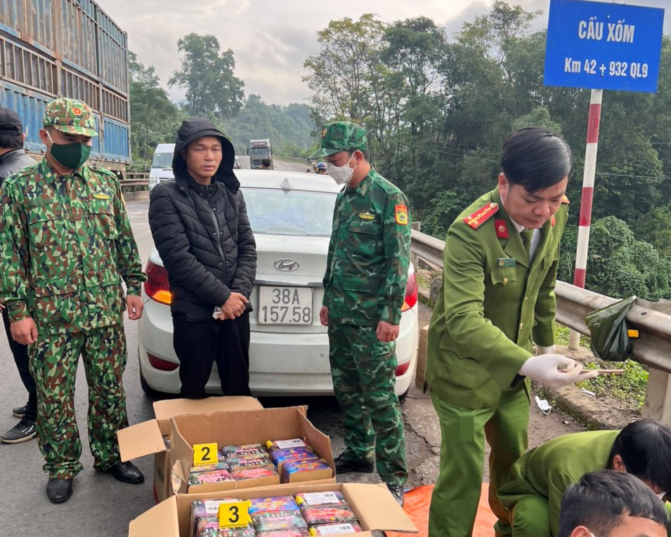 Lực lượng chức năng phát hiện Trần Bá Diên vận chuyển trái phép hơn 100kg pháo.