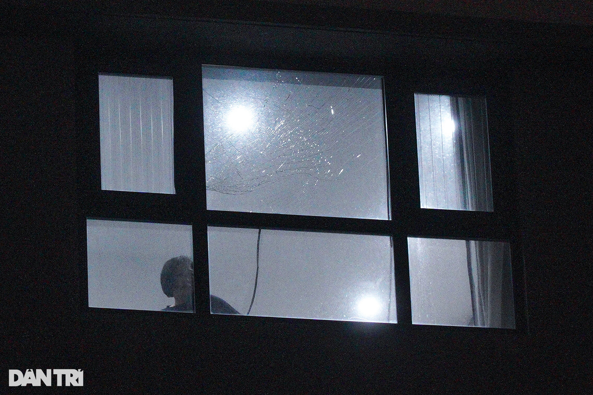 Các tấm kính ban công, cửa sổ của chung cư đối diện căn nhà bị cháy bị sức ép của vụ nổ làm vỡ (Ảnh: Minh Hoàng).
