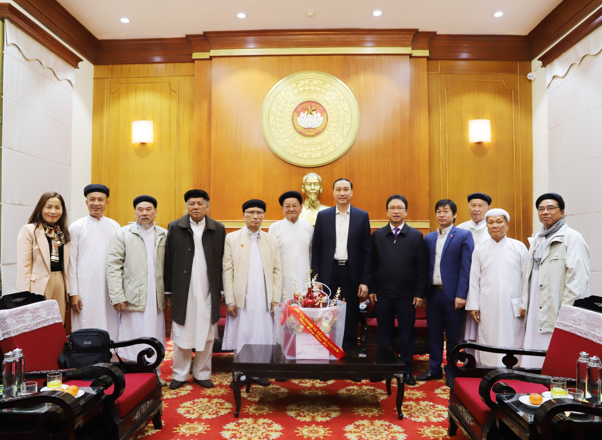 Phó Chủ tịch Phùng Khánh Tài chụp ảnh lưu niệm cùng các Hội thánh và tổ chức Cao Đài. 