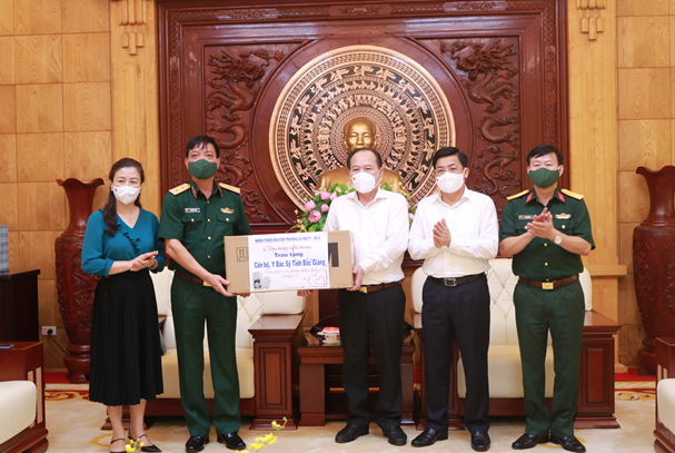Ủy ban MTTQ tỉnh Bắc Giang tiếp nhận nguồn lực ủng hộ phòng, chống dịch Covid-19.