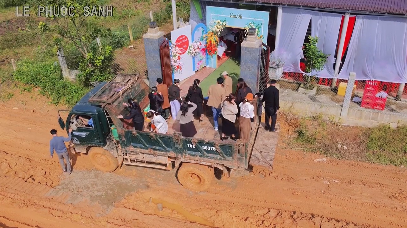 Người dân dùng xe tải để di chuyển đi dự lễ ăn hỏi ở Quảng Trị. Ảnh: Cắt từ clip.