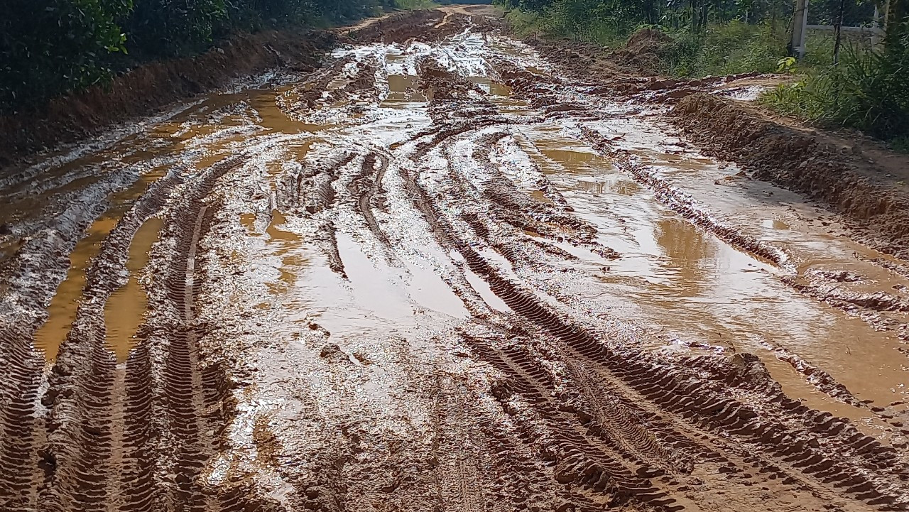 Vào những ngày mưa, dự án đường liên huyện Gio Linh - Cam Lộ thường xuyên xuất hiện sình lầy.