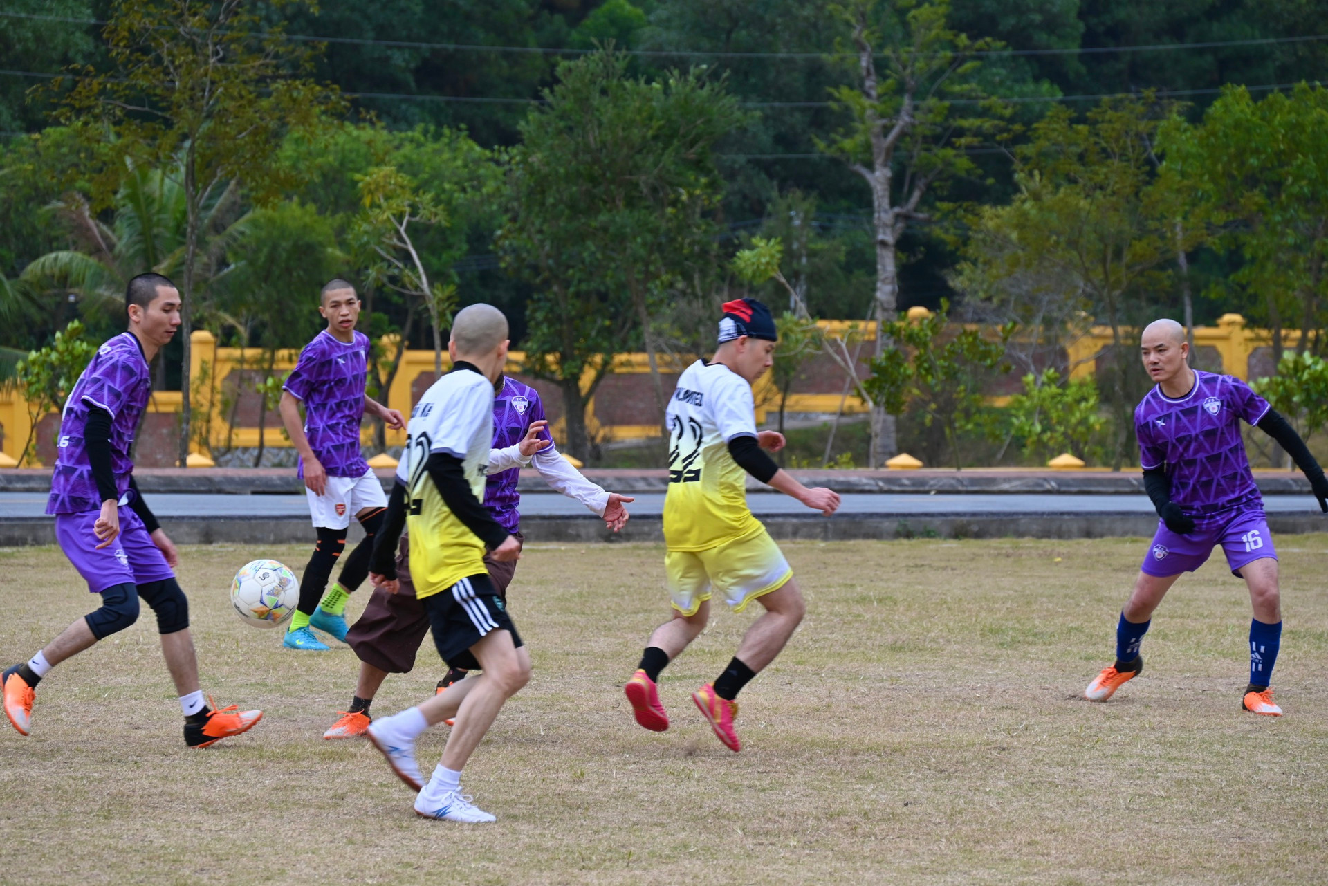Các học viên tham gia đá bóng giao lưu.