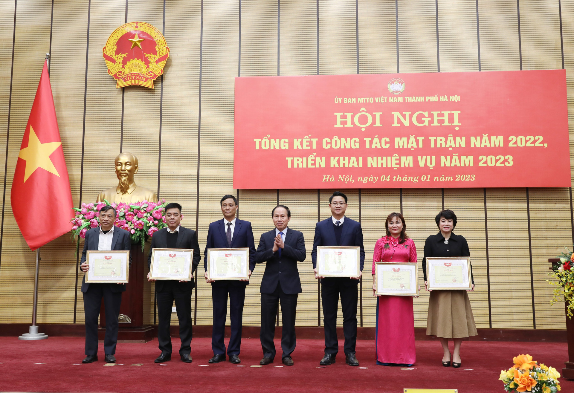 Phó Chủ tịch - Tổng Thư ký Lê Tiến Châu tặng bằng khen của Trung ương cho 6 tập thể vì có thành tích xuất sắc trong công tác Mặt trận.