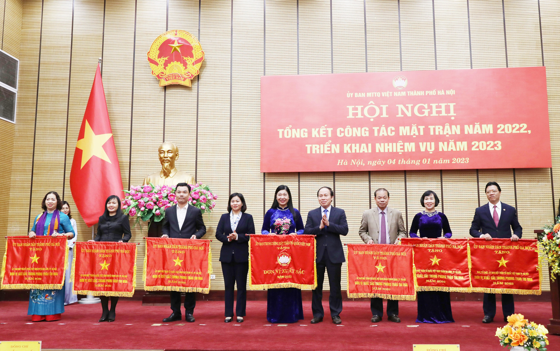 Phó Chủ tịch - Tổng Thư ký Lê Tiến Châu tặng cờ thi đua cho các đơn vị xuất sắc. 