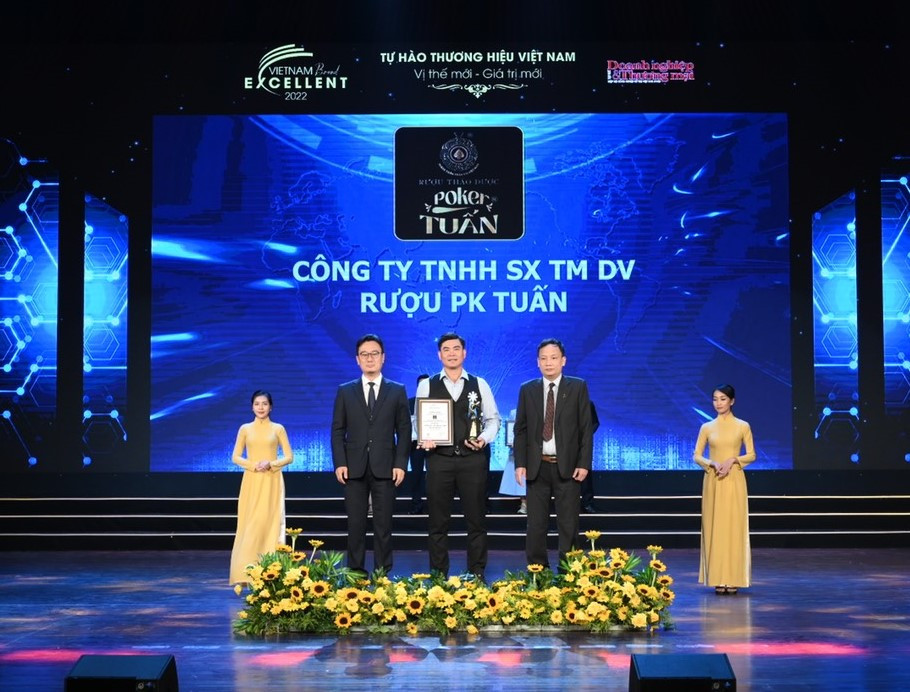 CEO Võ Minh Tuấn nhận giải thưởng “Thương hiệu hàng đầu Asean 2022”.