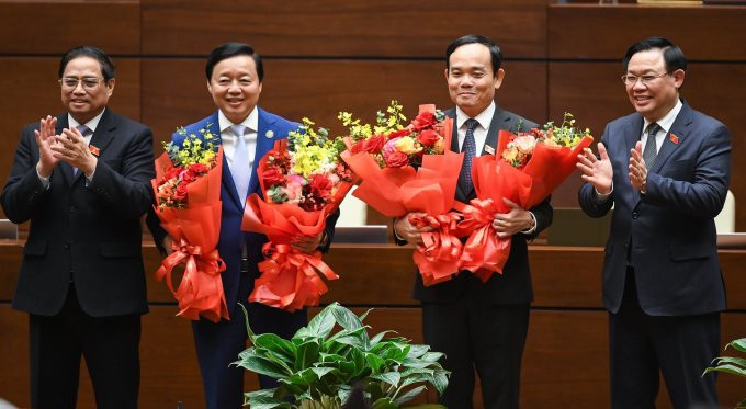 Ông Trần Hồng Hà (thứ 2 từ trái qua) và Trần Lưu Quang (thứ 3 từ trái qua) nhận hoa chúc mừng từ Chủ tịch Quốc hội Vương Đình Huệ (bìa phải) và Thủ tướng Phạm Minh Chính (bìa trái). Ảnh:VnExpress.