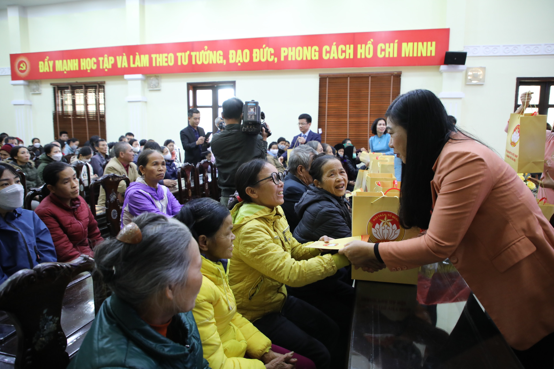 Bà Nguyễn Lan Hương tặng quà cho người nghèo trên địa bàn huyện Sóc Sơn. 