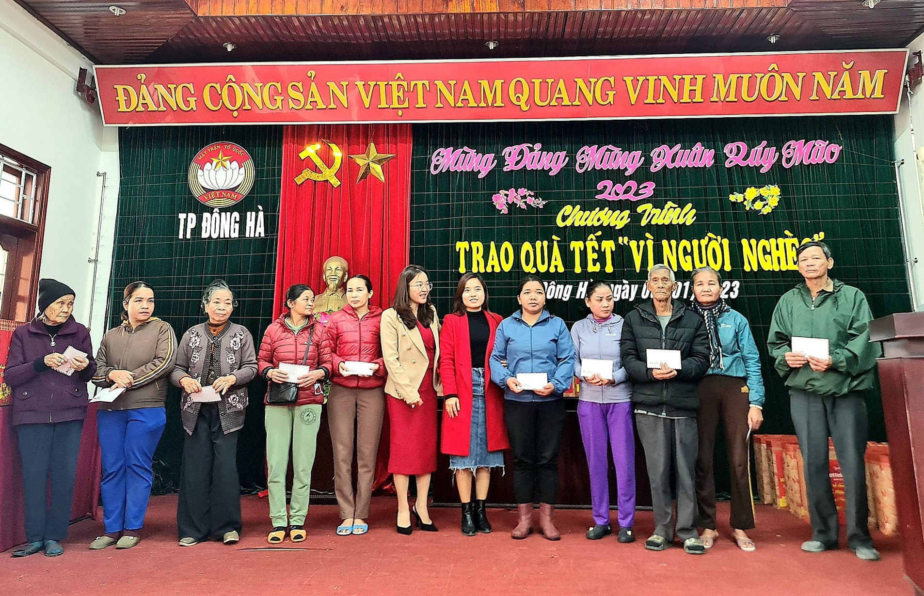 Ban Thường trực Ủy ban MTTQ Việt Nam TP, Ban Vận động Quỹ “Vì người nghèo” TP Đông Hà trao quà cho hộ nghèo, hộ có hoàn cảnh khó khăn trên địa bàn.