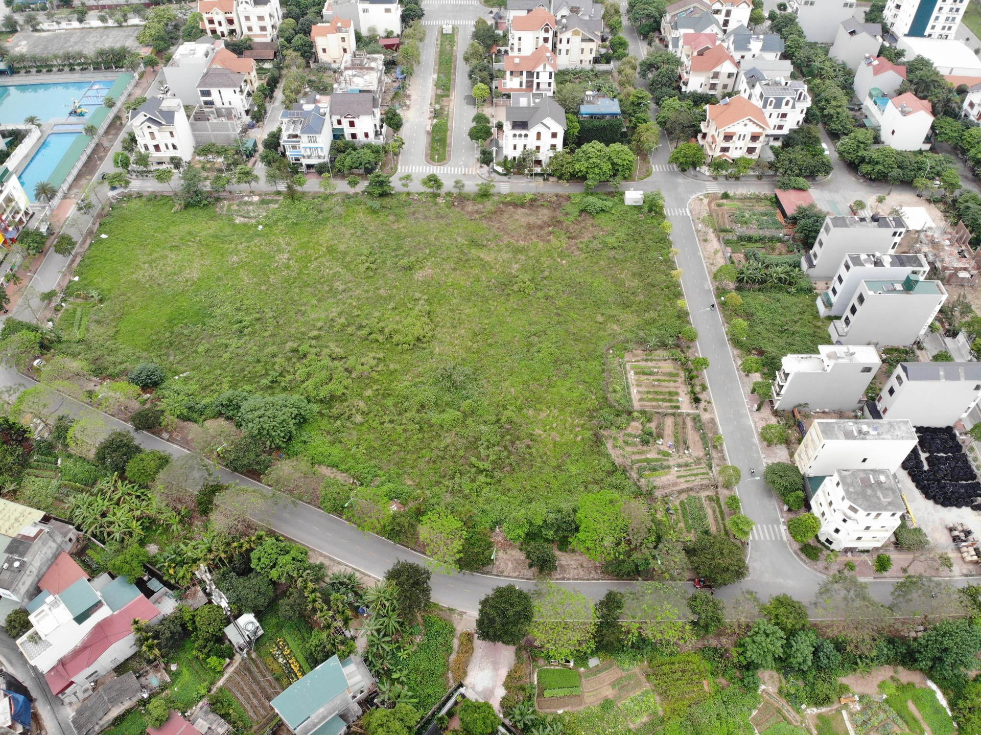 Hơn chục năm qua, diện tích đất dành cho giáo dục tại khu đô thị cao cấp Đỉnh Long vẫn bị bỏ hoang (ảnh chụp từ trên cao).