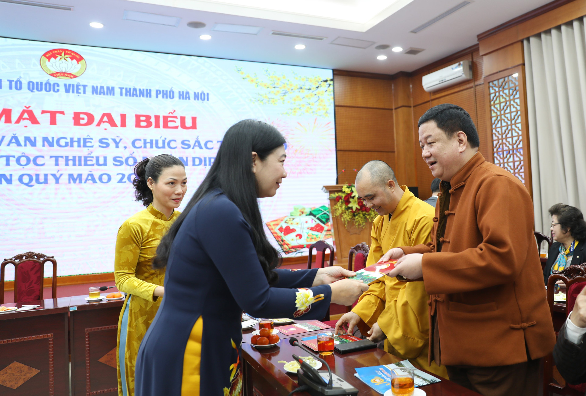 Lãnh đạo Ủy ban MTTQ Việt Nam thành phố Hà Nội chúc mừng năm mới các cá nhân tiêu biểu. 
