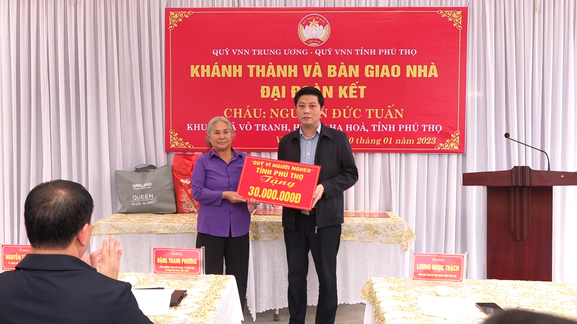 Lãnh đạo Uỷ ban MTTQ Việt Nam tỉnh Phú Thọ ủng hộ 30 triệu đồng. Ảnh Hào Bình