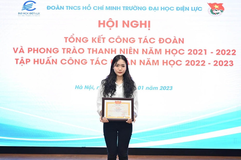 Đỗ Minh Hằng nhận bằng khen tại Hội nghị tổng kết công tác Đoàn và phong trào thanh niên năm học 2021-2022 tại Trường Đại học Điện lực.
