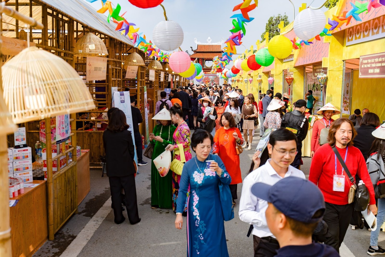 Đoàn Đại biểu và du khách trải nghiệm các hoạt động tại hội chợ Happy Tết (Ảnh: Đình Tùng)