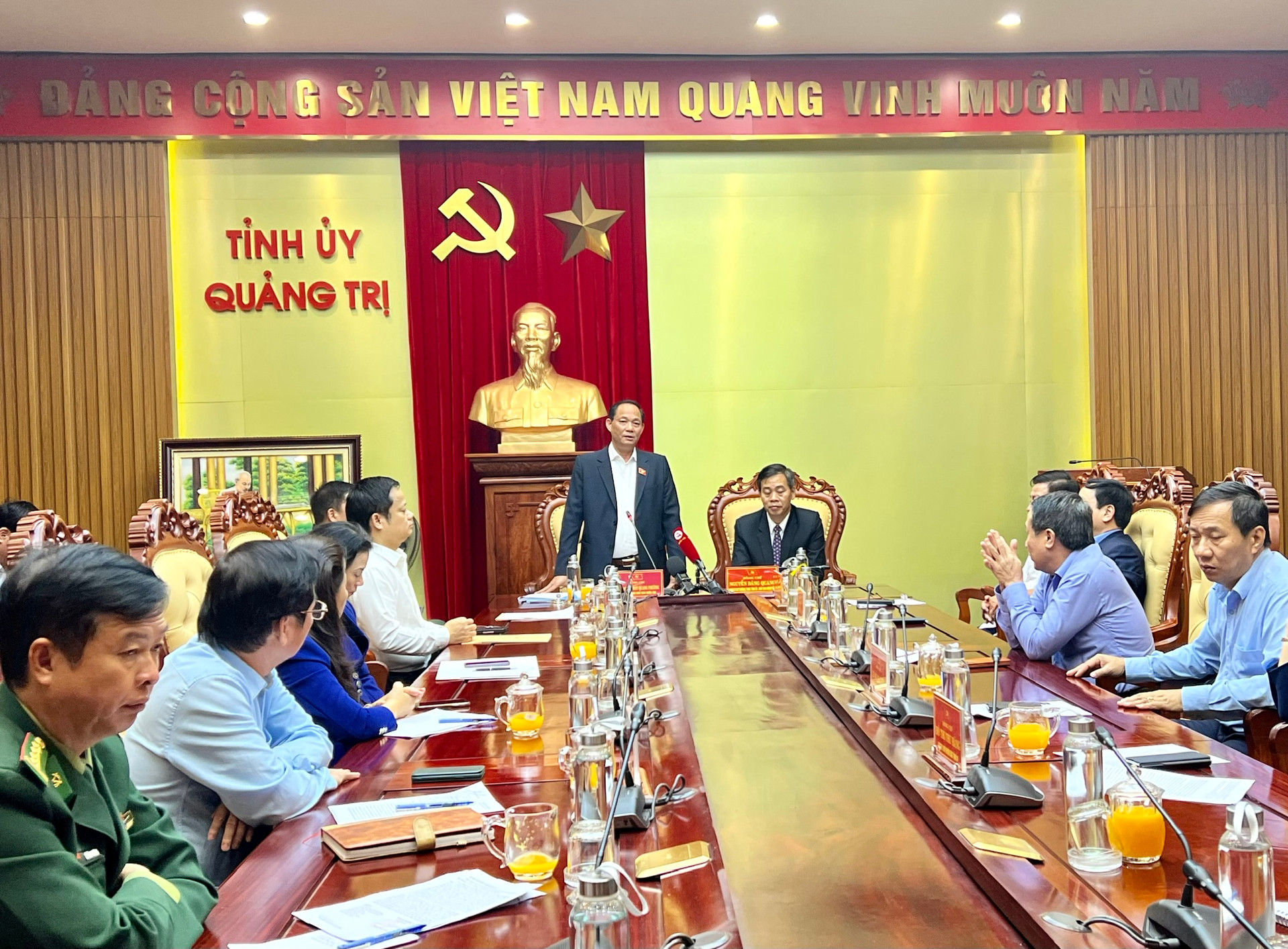 Đoàn công tác do Phó Chủ tịch Quốc hội Trần Quang Phương dẫn đầu đã đến thăm và chúc Tết tại tỉnh Quảng Trị. Ảnh: N.L.