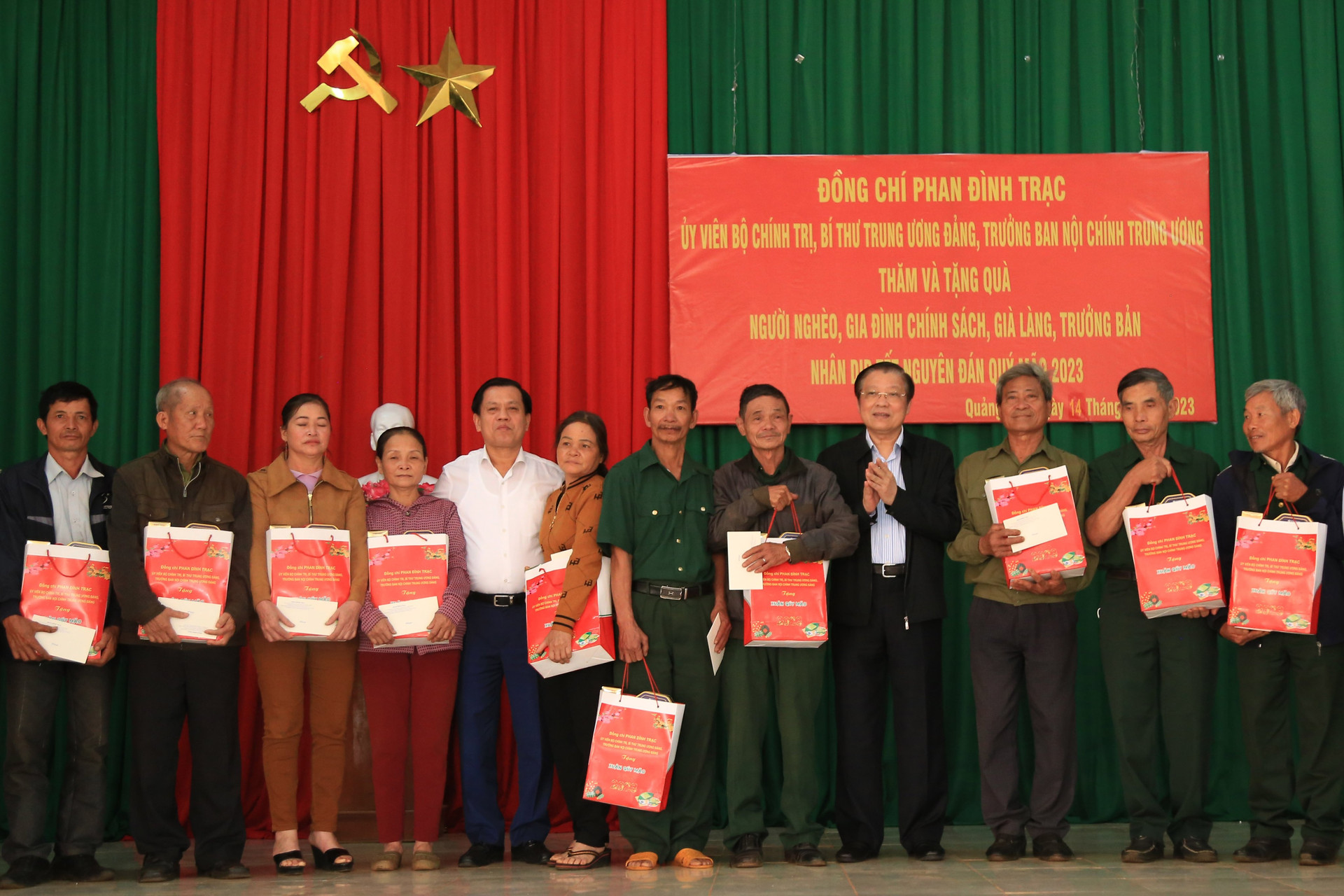 Đoàn công tác thăm, tặng quà các gia đình chính sách xã Quảng Trực.