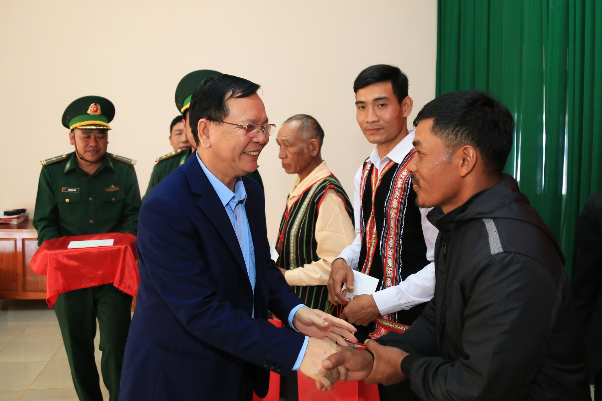 Bí thư Tỉnh ủy, Trưởng Đoàn ĐBQH tỉnh Đắk Nông Ngô Thanh Danh tặng quà cho các già làng, trưởng bản tại Quảng Trực.