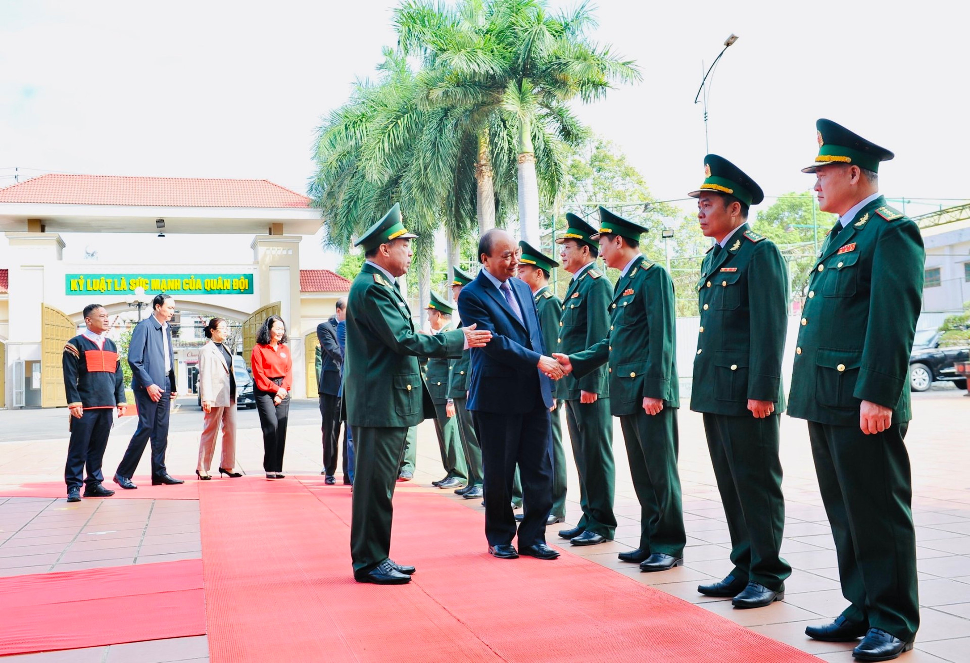 Cán bộ, chiến sĩ Bộ đội Biên phòng tỉnh Đắk Lắk đón tiếp Chủ tịch Nguyễn Xuân Phúc.