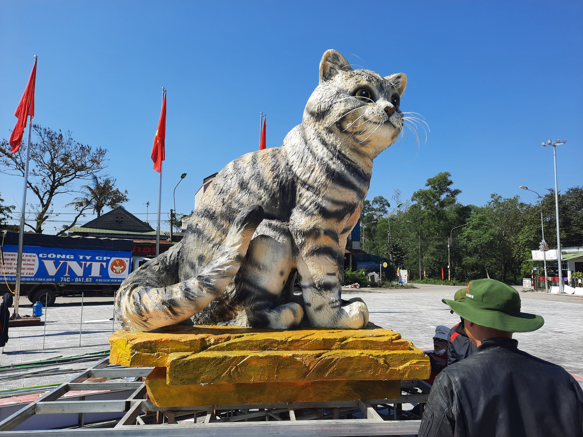 Linh vật mèo được đặt tại quảng trường ở thị trấn Ái Tử (huyện Triệu Phong).