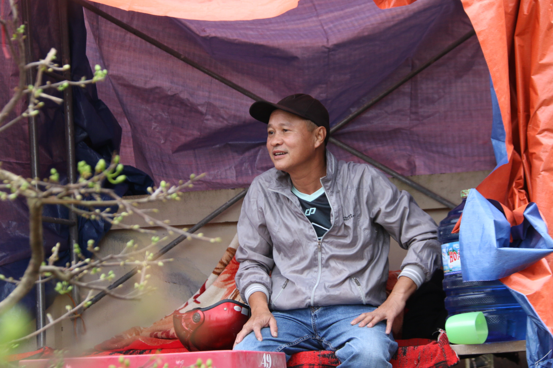 Ông Ngọc Lễ (55 tuổi; trú phường 1, TP Đông Hà) cho biết, ông ra phụ người em để bán hoa mai. Năm nay, người em của ông nhập 160 chậu mai từ Bình Định về bán phục vụ nhu cầu của người dân ở TP Đông Hà và các vùng lân cận.