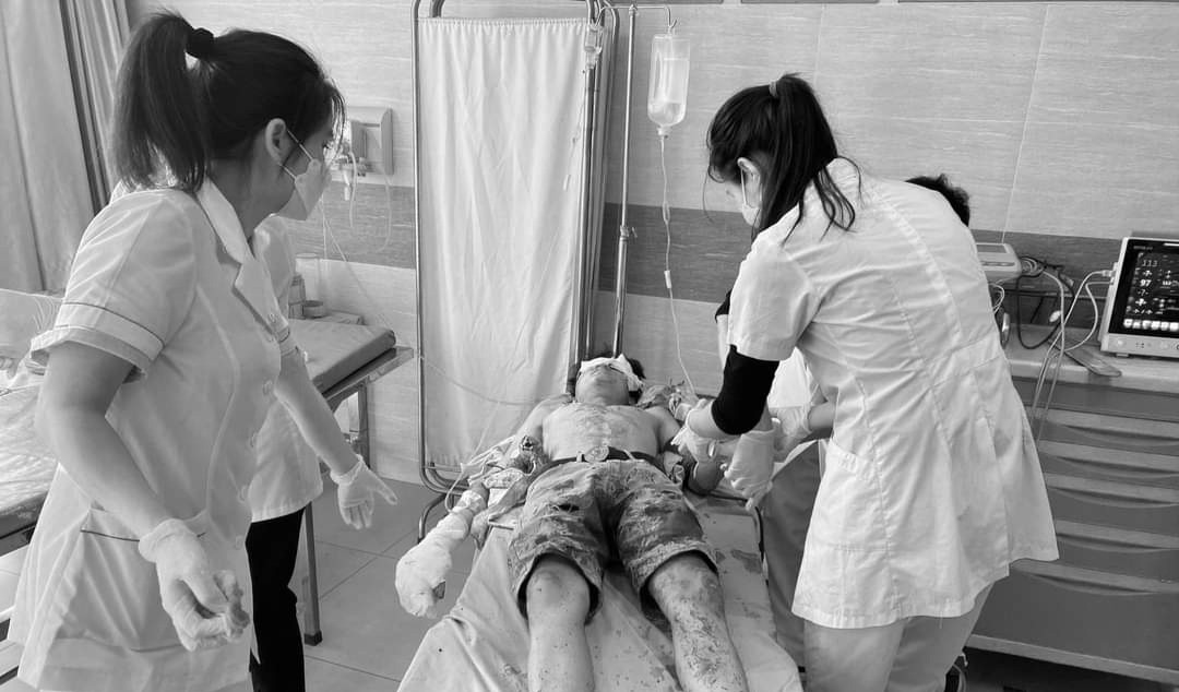 Các bác sỹ của TTYT huyện Thanh Sơn đang cấp cứu Q. Ảnh TTYT huyện Thanh Sơn