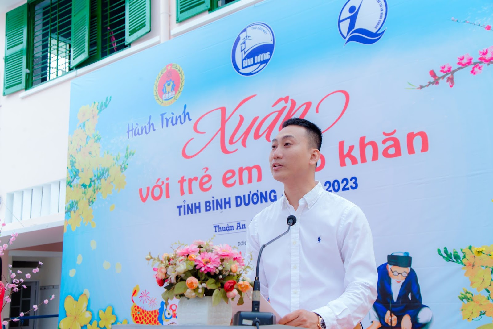 Ông Lê Hữu Trí - Trưởng bộ phận Truyền thông và Đối ngoại của Công ty TNHH URC Việt Nam phát biểu trong hành trình trao tặng quà Tết tại Trung tâm Giáo dục trẻ em khuyết tật Thuận An.