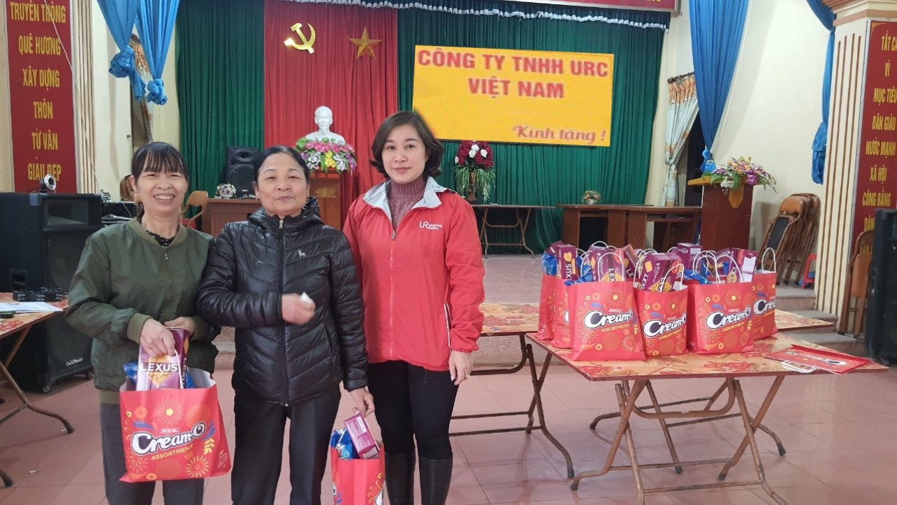 URC Việt Nam kết hợp cùng Nhà phân phối của công ty trao các phần quà Tết thiết thực đến bà con.