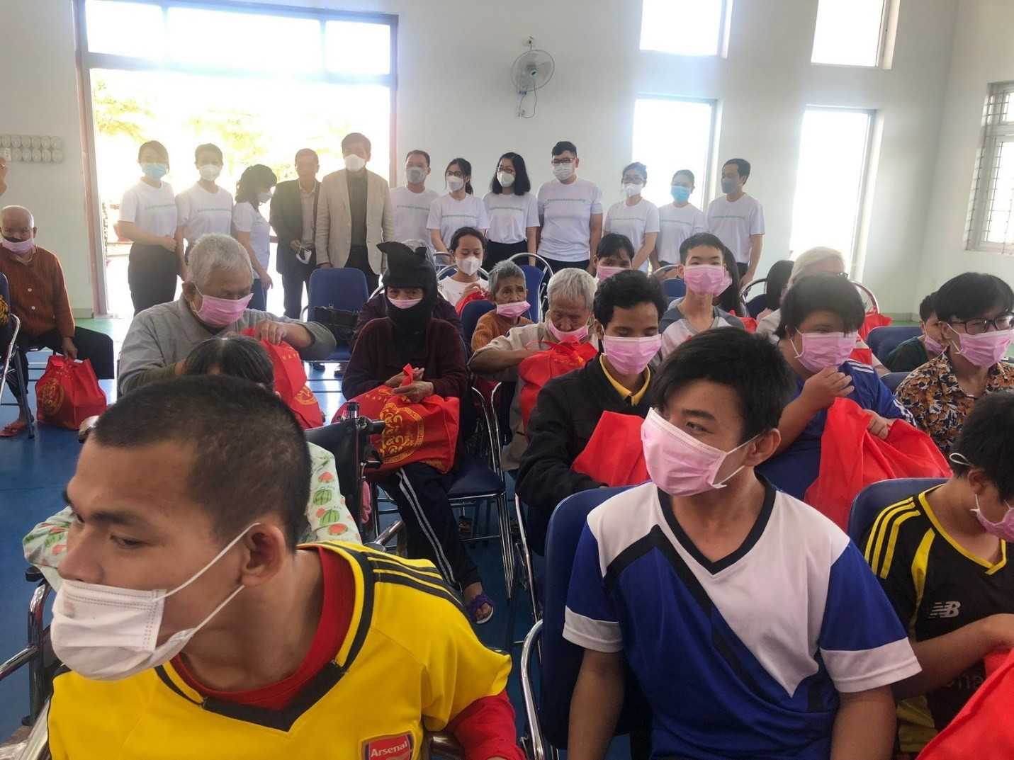 Nhiều phần quà Tết được các thành viên của PRO Việt Nam trao cho trẻ em mồ côi, người khuyết tật và người già neo đơn tại trung tâm.