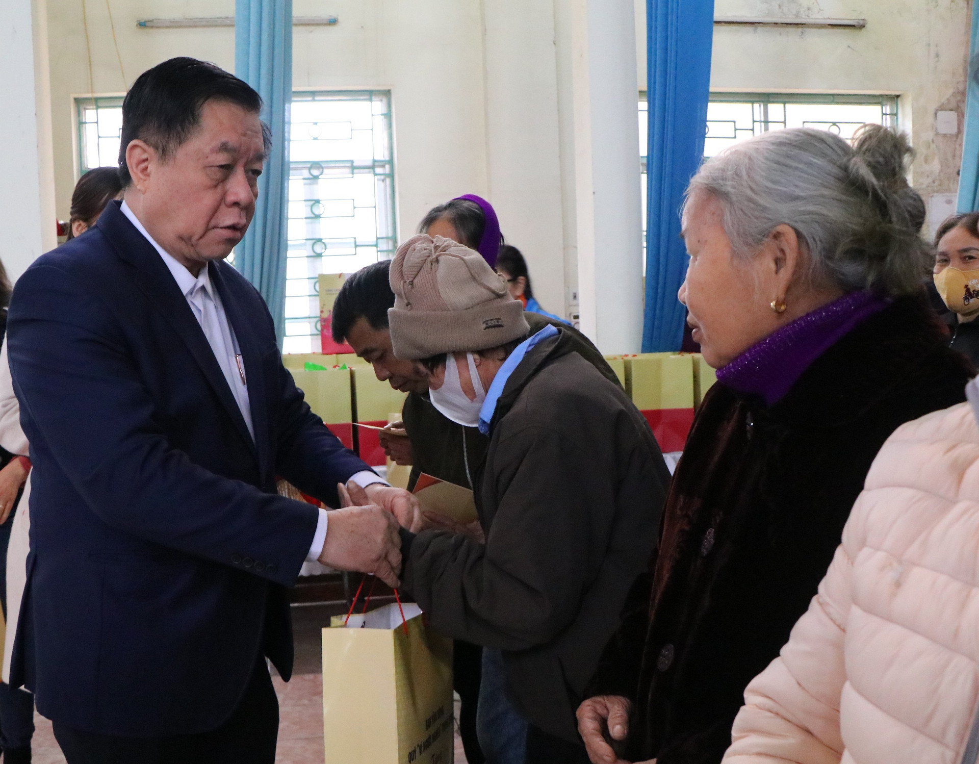 Đồng chí Nguyễn Trọng Nghĩa trao quà cho người có hoàn cảnh khó khăn tại TX Phú Thọ