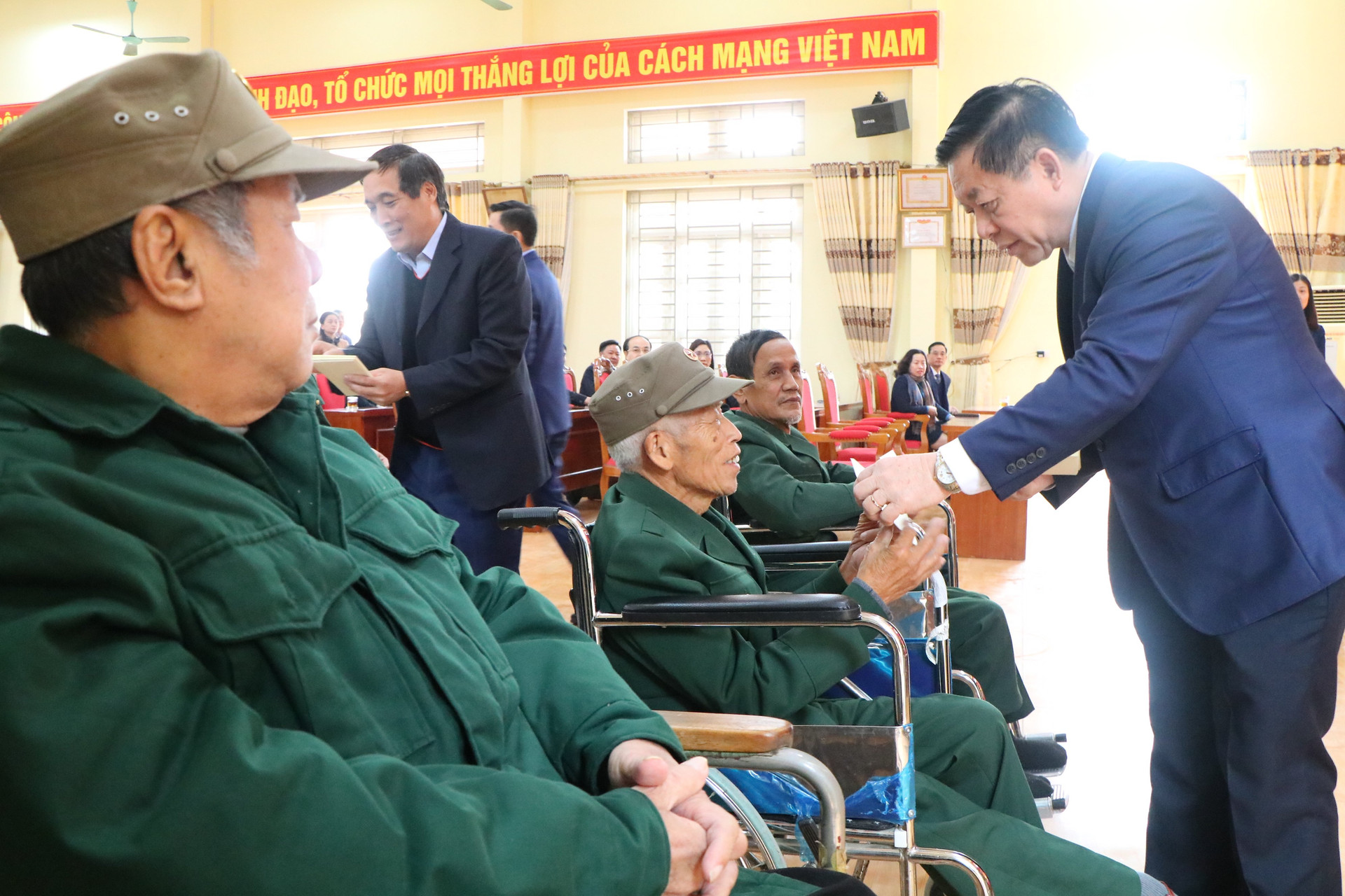 Bí thư Trung ương Đảng, Trưởng Ban Tuyên giáo Trung ương ân cần thăm hỏi các thương, bệnh binh tại Trung tâm điều dưỡng người có công tỉnh Phú Thọ.