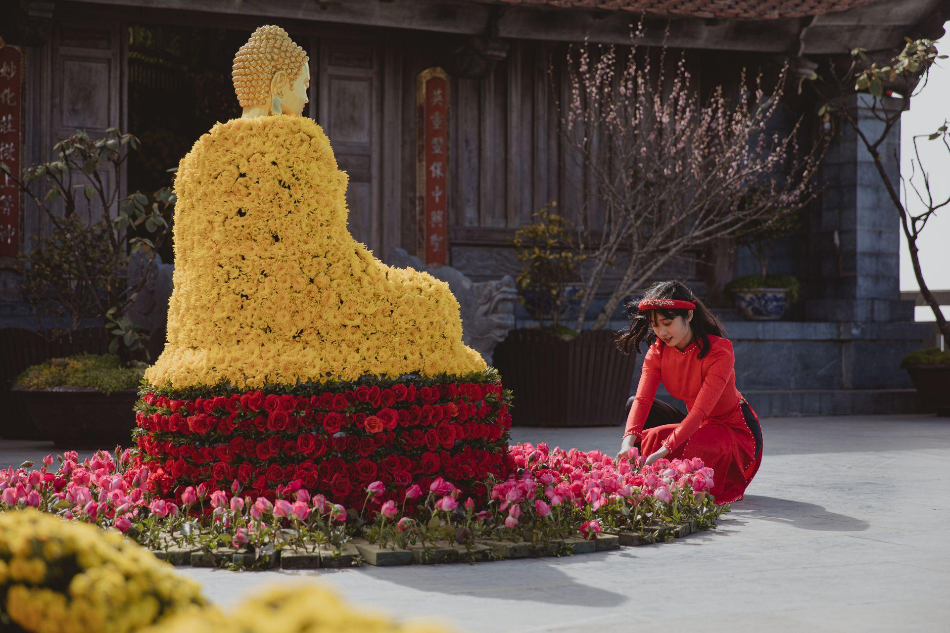 Tượng Phật kết bằng hoa tươi ở Sun World Fansipan Legend Tết năm 2021.