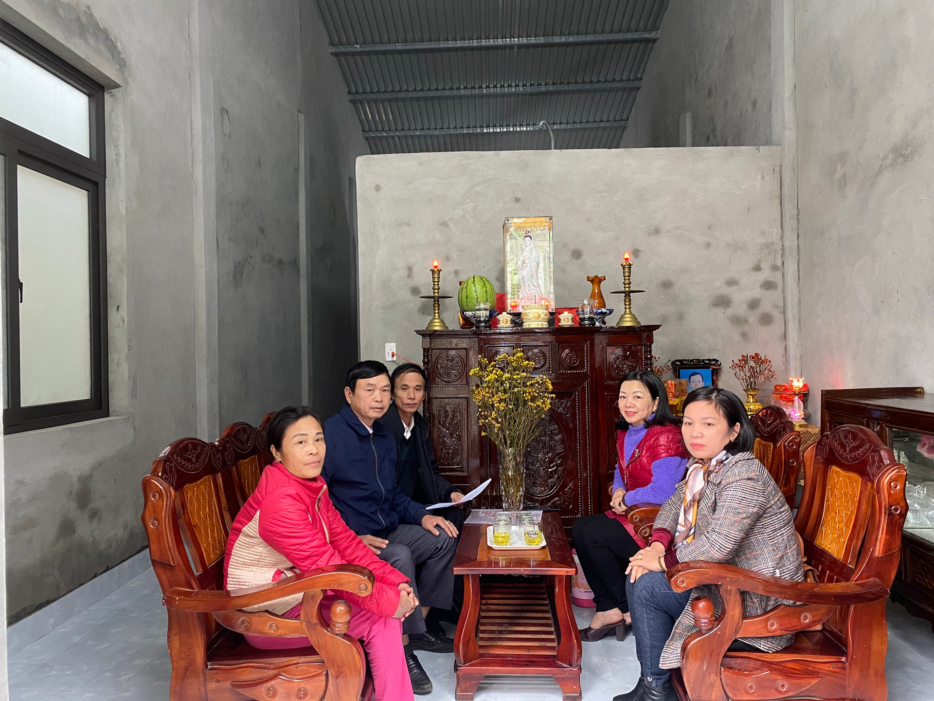 Ủy ban MTTQ Việt Nam phường 5 và cơ quan chức năng tiến hành nghiệm thu nhà Đại đoàn kết cho gia đình bà Lê Thị Đào.
