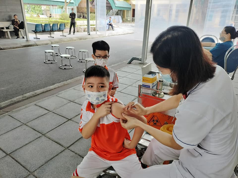 Cán bộ y tế của Bệnh viện Đa khoa khu vực Cẩm Phả tiến hành tiêm vaccine phòng Covid-19 cho trẻ em.