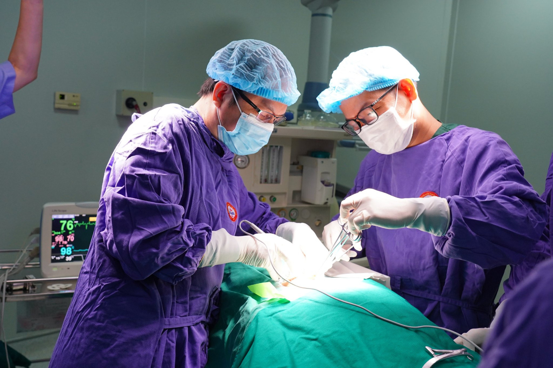 Các bác sĩ triển khai chương trình hỗ trợ phẫu thuật tuyến giáp của Bệnh viện Nội tiết Trung ương tại Bệnh viện Đa khoa khu vực Cẩm Phả.