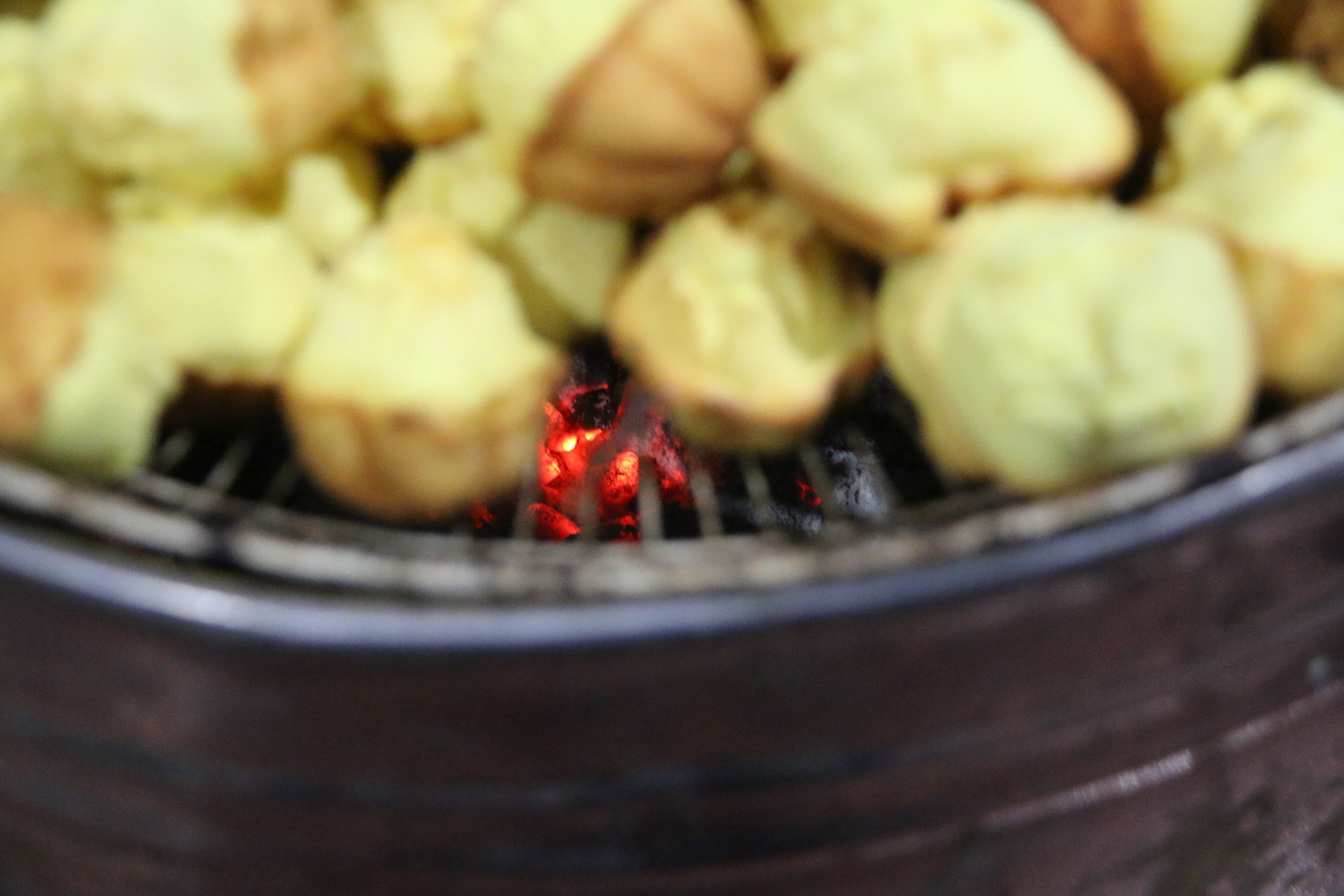 Hong trên bếp than là công đoạn cuối cùng của việc làm bánh thuẫn.